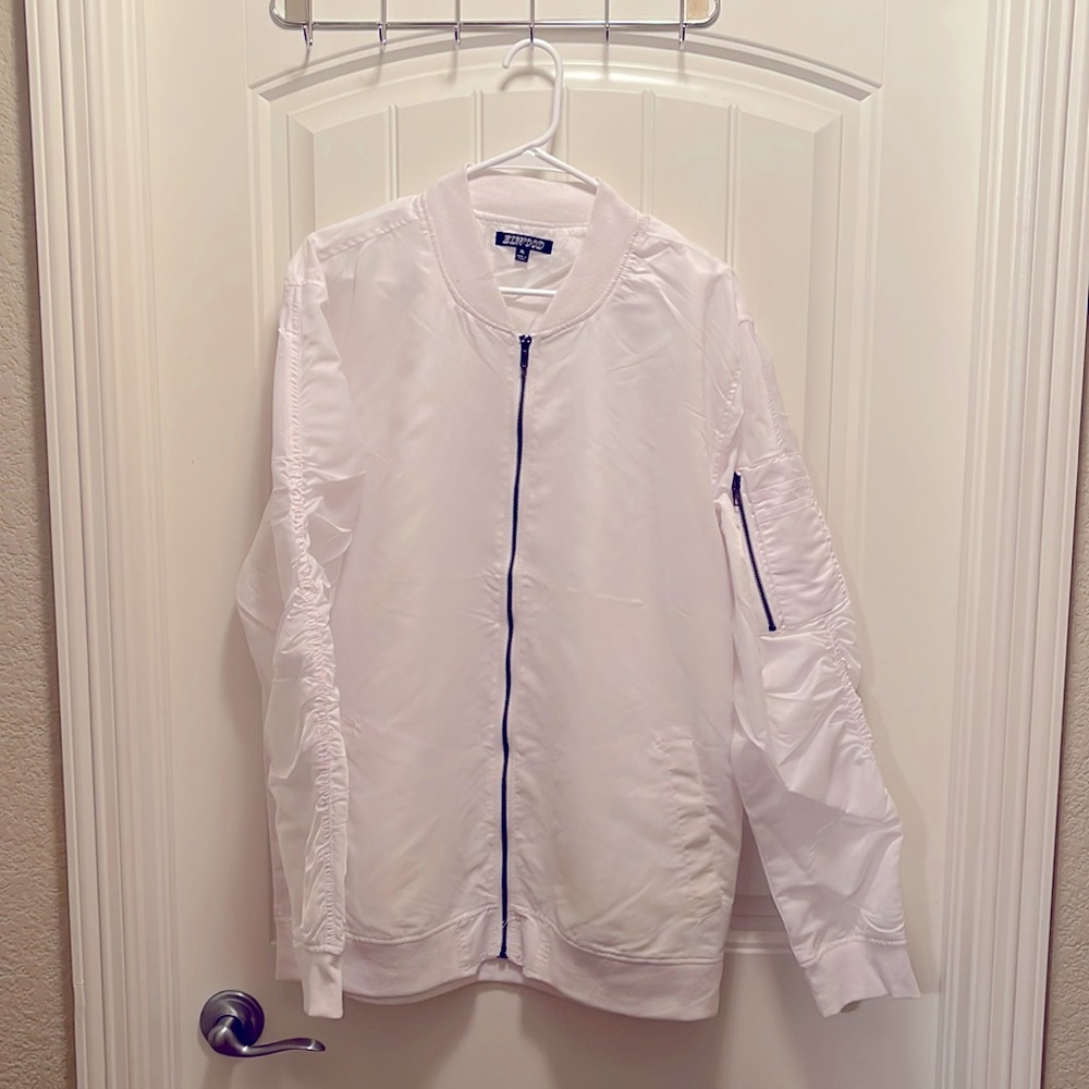 Brand new. Elwood. Light white jacket. Bright white.